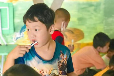 Hoạt động đánh răng đúng cách cùng flo của cô trò trường MG Hoa Sim