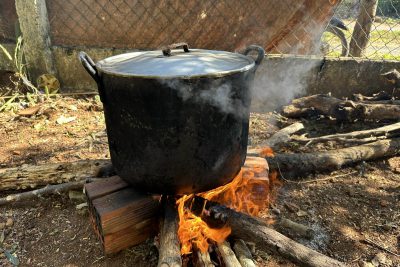 Hội trải nghiệm gói bánh Chưng, bánh Tét của trường Mẫu giáo Hoa sim 2023-2024. Bánh Chưng, bánh Tét là những loại bánh truyền thống của người dân Việt Nam. Không thể thiếu trong dịp Tết Nguyên Đán, Tết đến xuân về, những nồi bánh Chưng, bánh Tét lại sưởi ấm những gia đình đang cùng nhau quây quần chào đón năm mới. Với tinh thần đoàn kết, phối hợp chặt chẽ giữa phụ huynh, nhà trường, công tác chuẩn bị cho buổi hoạt động trải nghiệm được thực hiện rất chu đáo.