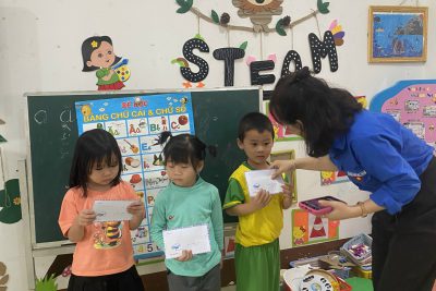 Nhà trường tặng quà hộ khó khăn, hộ nghèo cho các bé năm 2023-2024