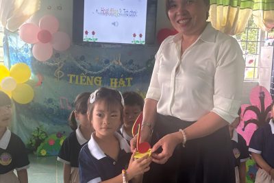 Tiết dạy giờ dạy tốt “Chủ đề: Gia Đình” Đề tài: Làm đèn ngủ cho gia đình bé: Cô – H Mai Ly_ Lớp chồi ghép 3