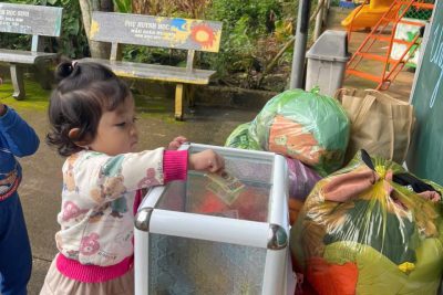 Phụ huynh và các con học sinh tham gia chương trình ủng hộ lũ lụt vào ngày 26/11/2025 để thể hiện tấm lòng nhân ái và tinh thần chia sẻ của Trường mẫu giáo Hoa Sim