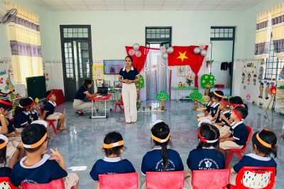 Hòa chung không khí thi đua sôi nổi chào mừng ngày 30/4 và 01/5, cô và trẻ nhà trường đã cùng nhau tham gia nhiều hoạt động ý nghĩa, thiết thực và tràn đầy niềm vui.  Qua từng hoạt động, các cô luôn tận tâm, sáng tạo; các con thì hồn nhiên, tự tin và hào hứng tham gia, tạo nên những khoảnh khắc thật đẹp và đáng nhớ. Đây không chỉ là dịp để các con được trải nghiệm, mà còn góp phần bồi dưỡng tình yêu quê hương, niềm tự hào dân tộc ngay từ những điều gần gũi nhất.  Nhà trường trân trọng ghi nhận và biểu dương những nỗ lực của tập thể giáo viên và các con học sinh. Mong rằng những niềm vui hôm nay sẽ tiếp tục được lan tỏa, để mỗi ngày đến trường luôn là một ngày thật ý nghĩa và ấm áp ❤️
