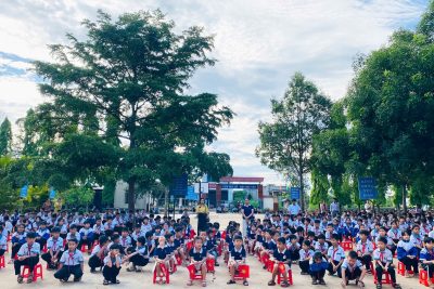 Ngày 18/5/2026, 52 bạn học sinh lớp Lá 1 của Trường Mẫu giáo Hoa Sim đã có một buổi tham quan đầy ý nghĩa tại Trường Tiểu học Tô Hiệu. Đây là hoạt động trải nghiệm thiết thực nhằm giúp các bé làm quen với môi trường học tập mới trước khi bước vào lớp 1.  Ngay từ sáng sớm, các bạn nhỏ đã rất háo hức và phấn khởi khi được cô giáo dẫn đến tham quan trường tiểu học. Trong không khí trang nghiêm của buổi lễ chào cờ đầu tuần, các bé được đứng cùng các anh chị học sinh tiểu học, lắng nghe Quốc ca và tham gia sinh hoạt dưới cờ. Hoạt động này giúp các bé cảm nhận được sự nghiêm túc, nền nếp và tinh thần tập thể trong môi trường học tập mới.  Sau lễ chào cờ, các bạn nhỏ được tham quan các lớp học lớp 1. Tại đây, các bé được làm quen với bàn ghế, bảng học, góc học tập và quan sát các anh chị học sinh đang học tập. Nhiều bạn tỏ ra thích thú và mạnh dạn đặt câu hỏi về việc học ở lớp 1. Qua đó, các bé phần nào hiểu hơn về môi trường học tập sắp tới và thêm tự tin, mong chờ ngày được trở thành học sinh tiểu học.  Bên cạnh đó, đoàn còn được tham quan các khu vực trong khuôn viên nhà trường như sân trường, khu vui chơi, vườn cây và đặc biệt là phòng thư viện. Tại thư viện, các bé được xem nhiều loại sách thiếu nhi với hình ảnh sinh động, màu sắc bắt mắt. Không gian thư viện sạch đẹp, ngăn nắp đã tạo cho các bé niềm yêu thích đối với việc đọc sách và khám phá tri thức.  Buổi tham quan khép lại trong niềm vui và sự hào hứng của các bạn nhỏ. Hoạt động trải nghiệm không chỉ giúp trẻ mạnh dạn, tự tin hơn mà còn tạo tâm thế vui tươi, sẵn sàng bước vào lớp 1 trong thời gian tới. Đây cũng là dịp tăng cường sự gắn kết giữa bậc học mầm non và tiểu học, góp phần giúp trẻ chuyển tiếp thuận lợi sang môi trường học tập mới.